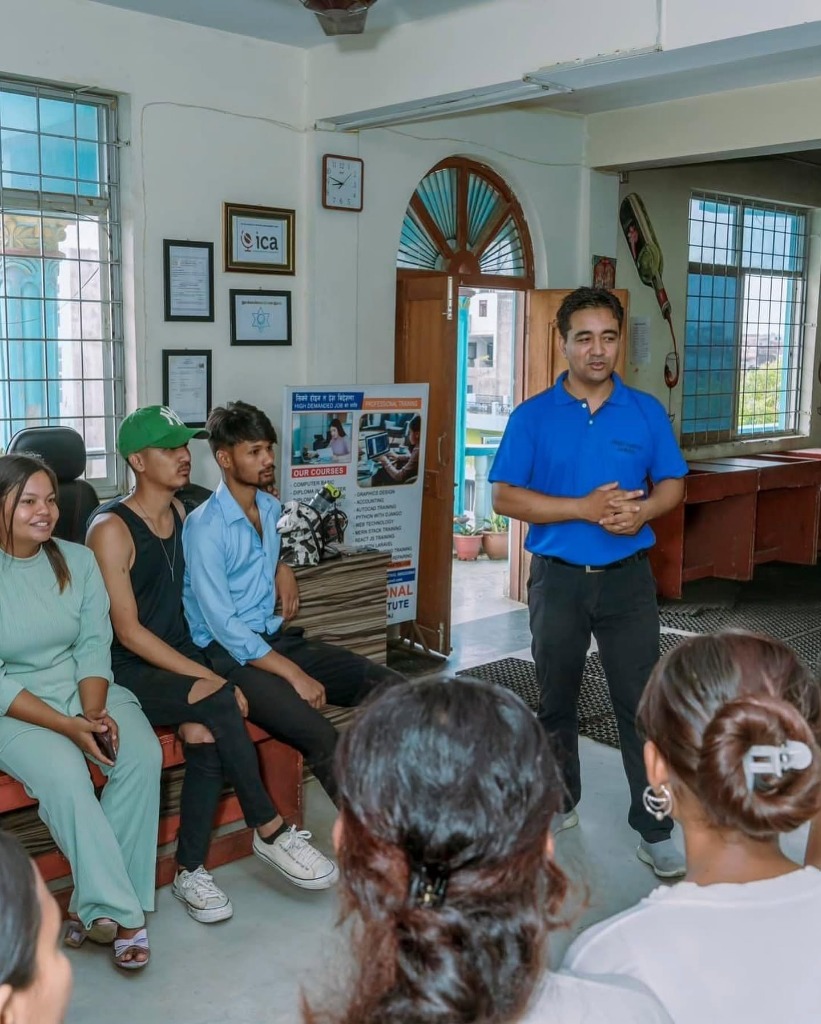 Instructor lecturing students during a theory presentation classroom session